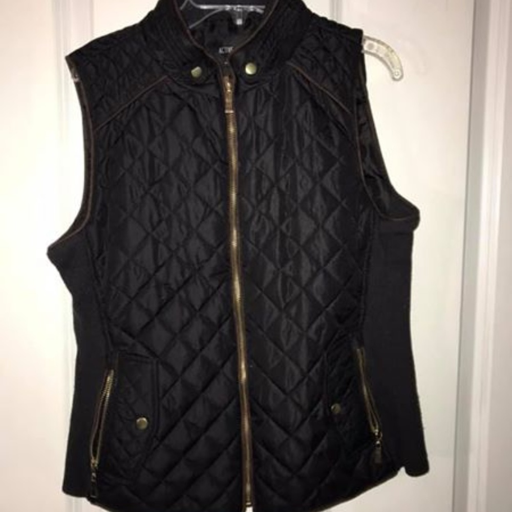 Black puffy vest with pockets & zipper
